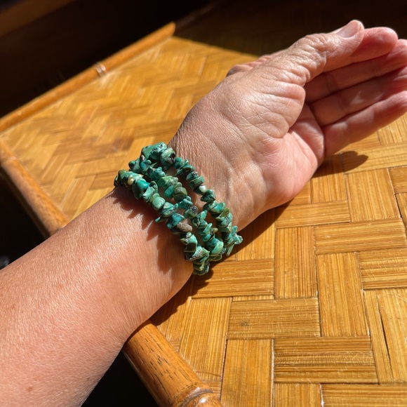 Genuine vintage turquoise chip bracelet on memory wire - Picture 6 of 7